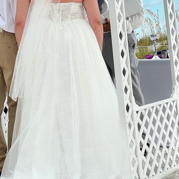 David’s Bridal wedding dress. Size 18W - Picture 4 of 16